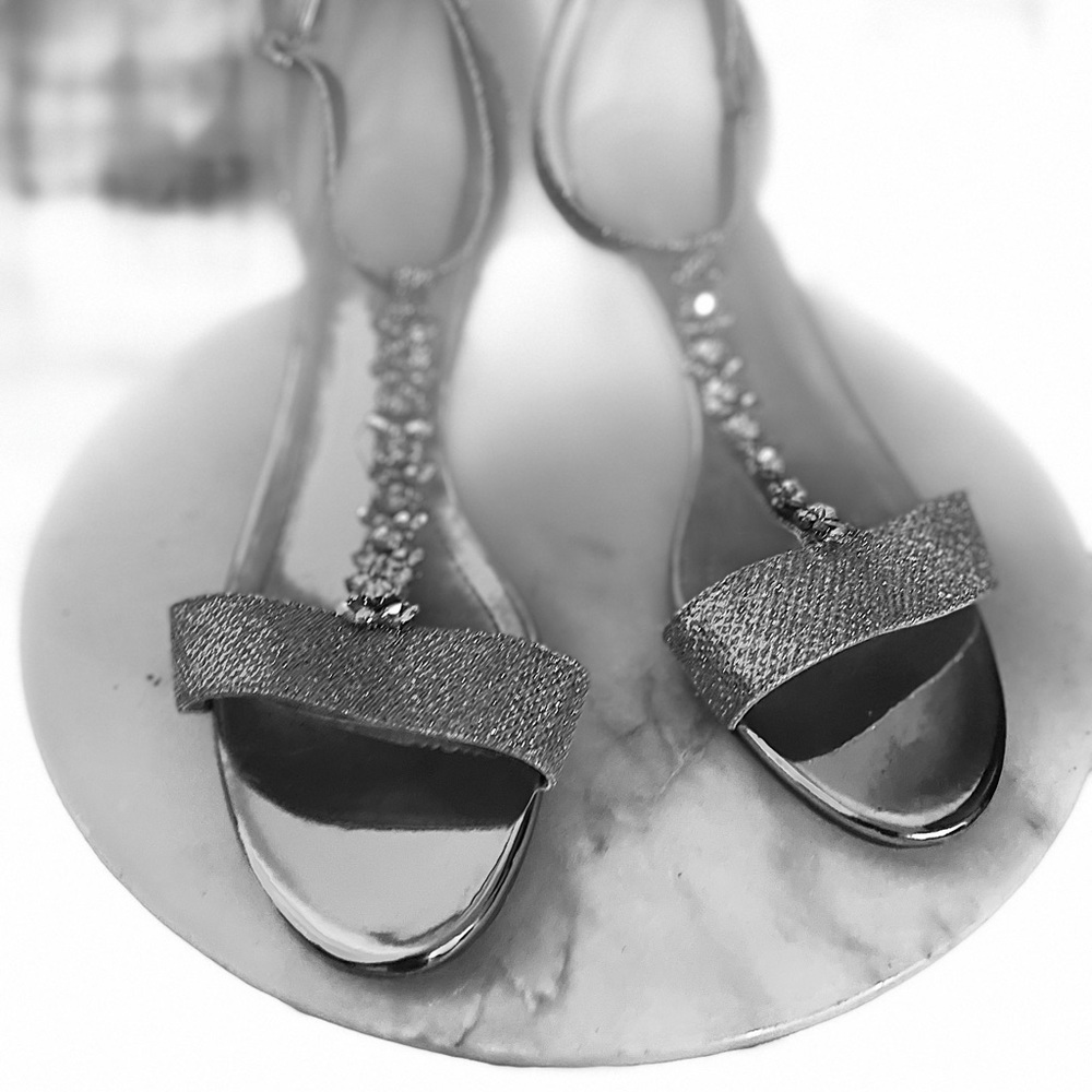 Selling a size 8 pair of evening sandals. The brand name is Dream Pairs.